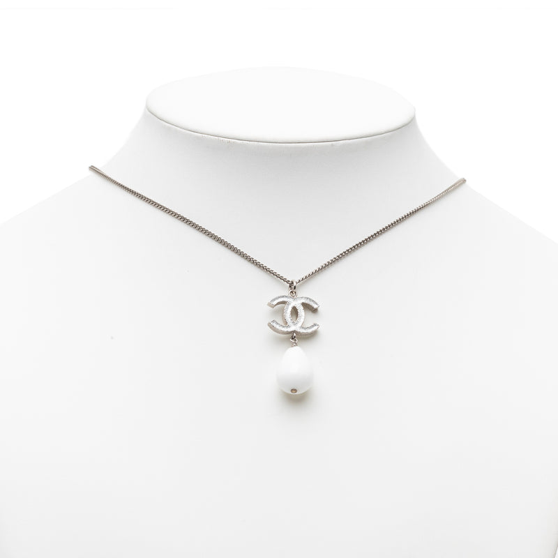 CC Brass Resin Teardrop Pendant Necklace - Image 5