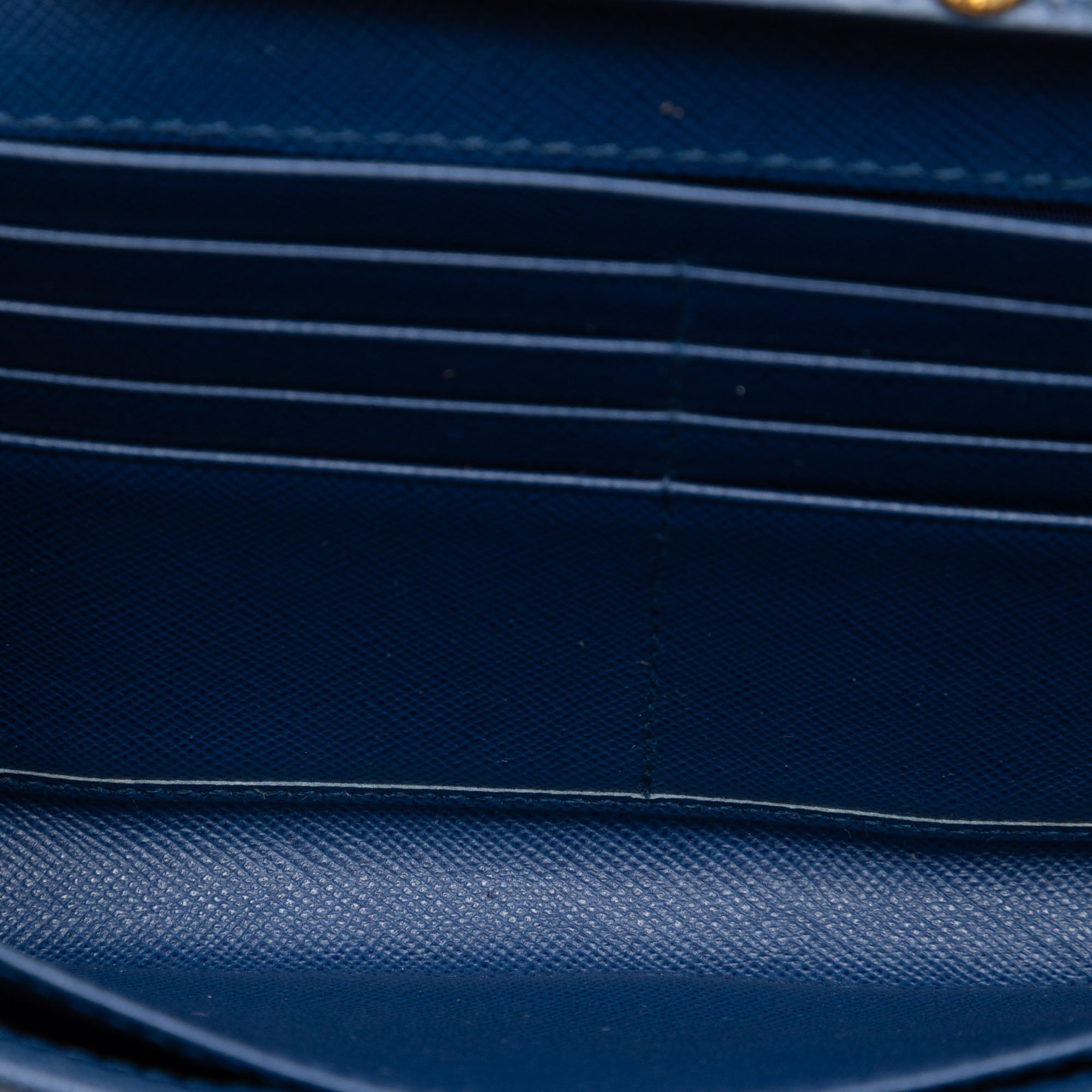 Saffiano Wallet On Chain - Image 4