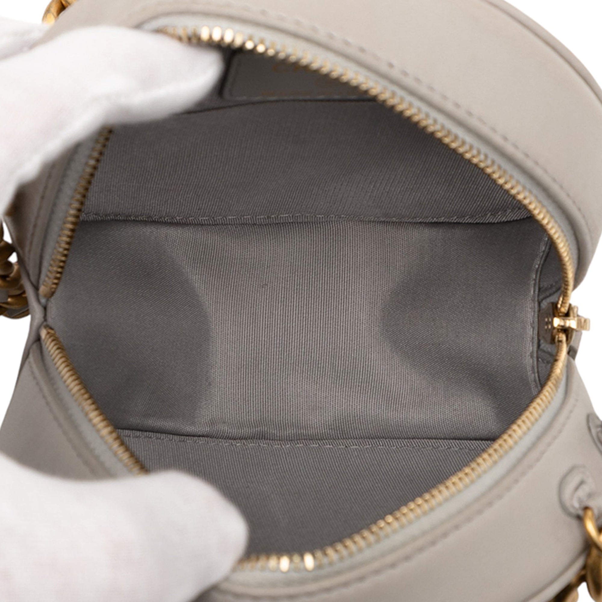 Lambskin 19 Round Clutch with Chain - Image 4