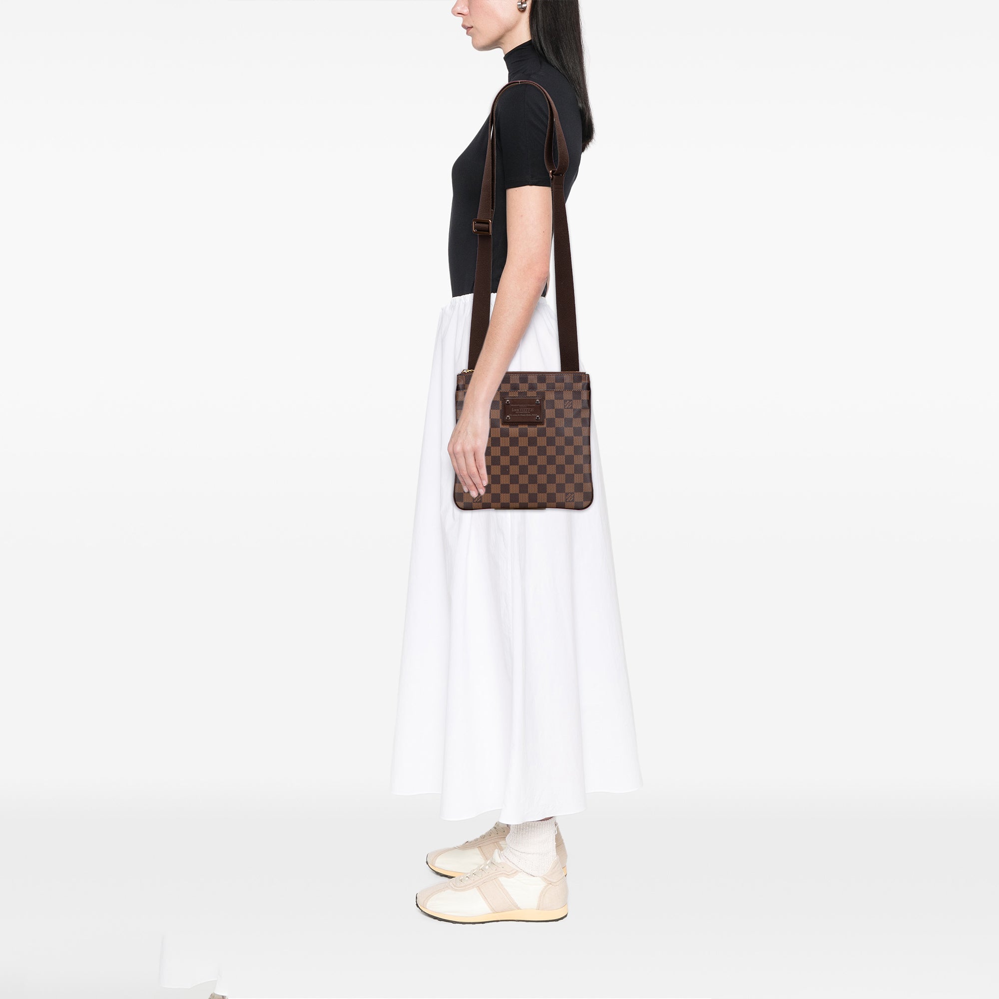 Damier Ebene Brooklyn Pochette - Image 10