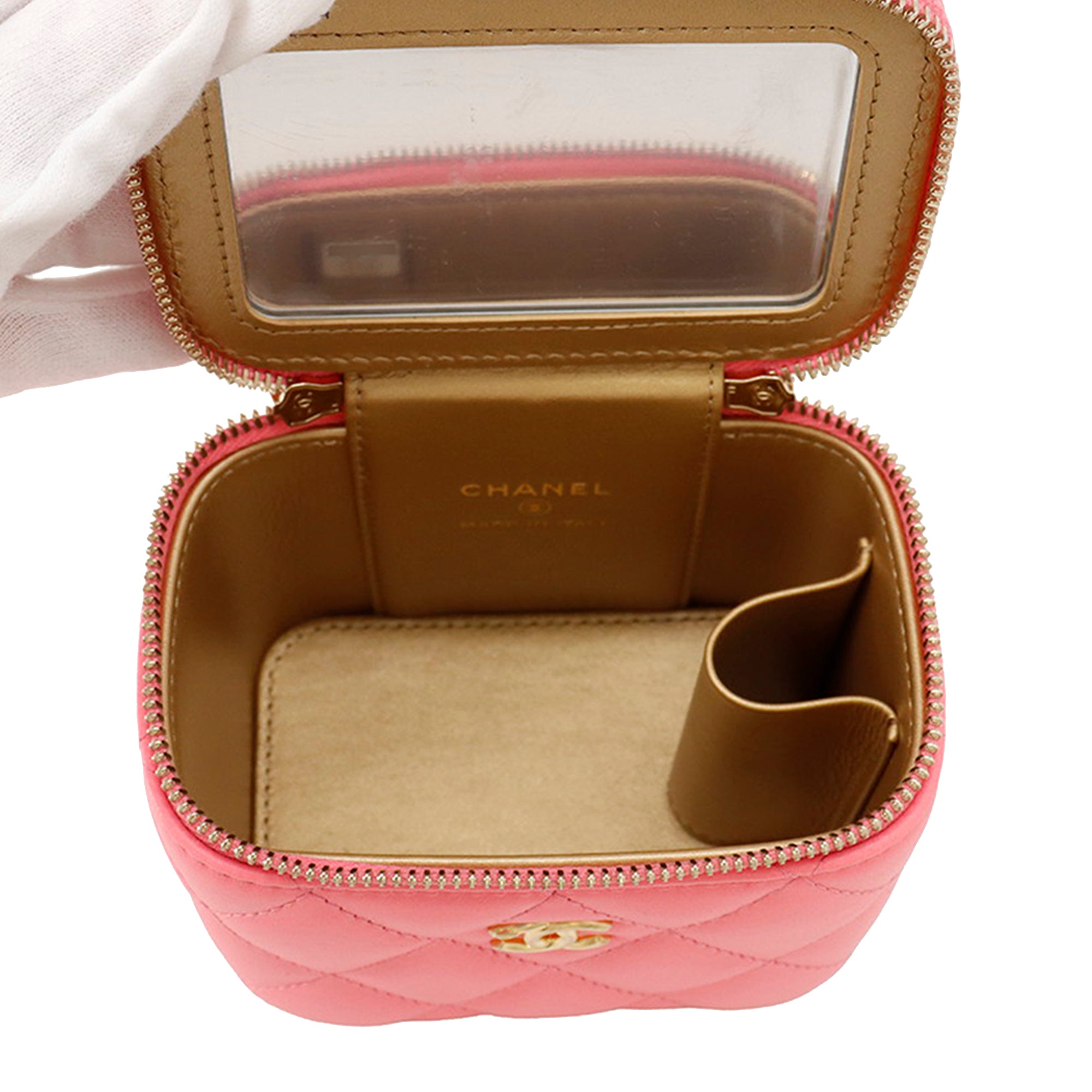 Mini Quilted Lambskin Pearl Crush Vanity Case With Chain - Image 4