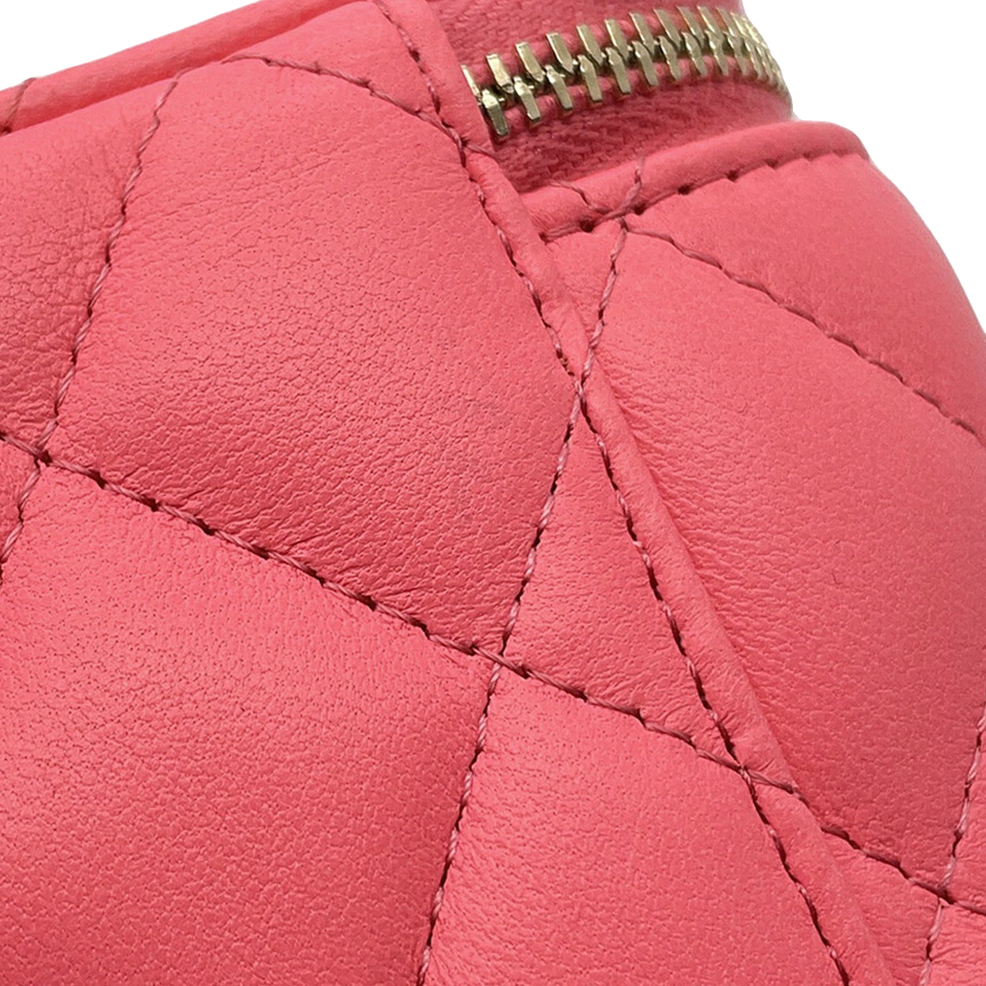 Mini Quilted Lambskin Pearl Crush Vanity Case With Chain - Image 6