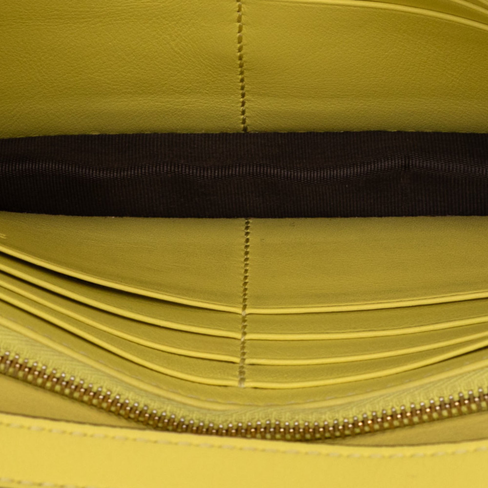 Calfskin Interlocking G Wallet on Chain - Image 4