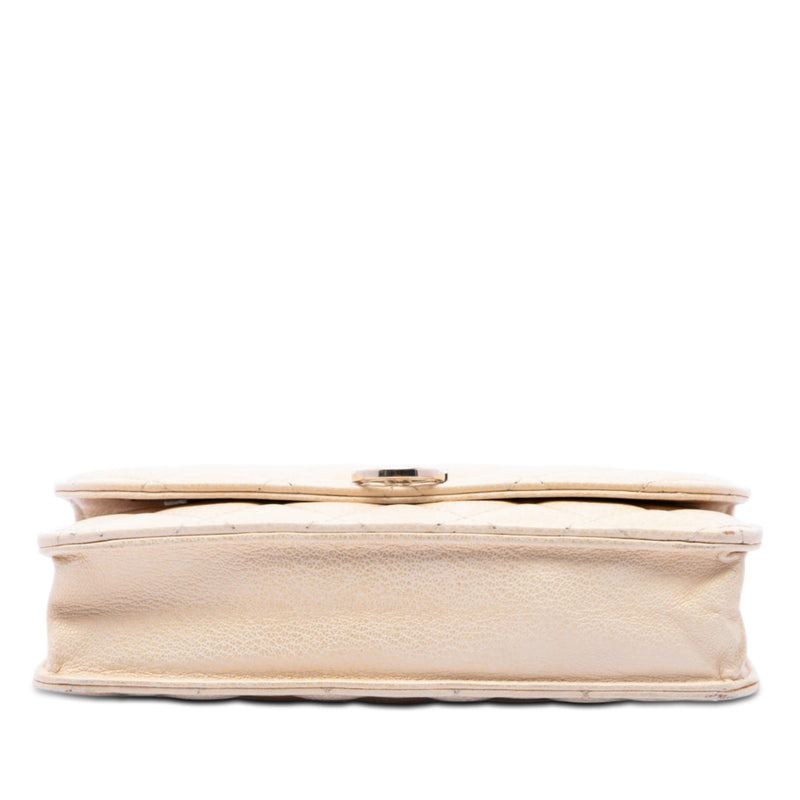 Round CC Quilted Calfskin Flip Lock Wallet On Chain - Image 3