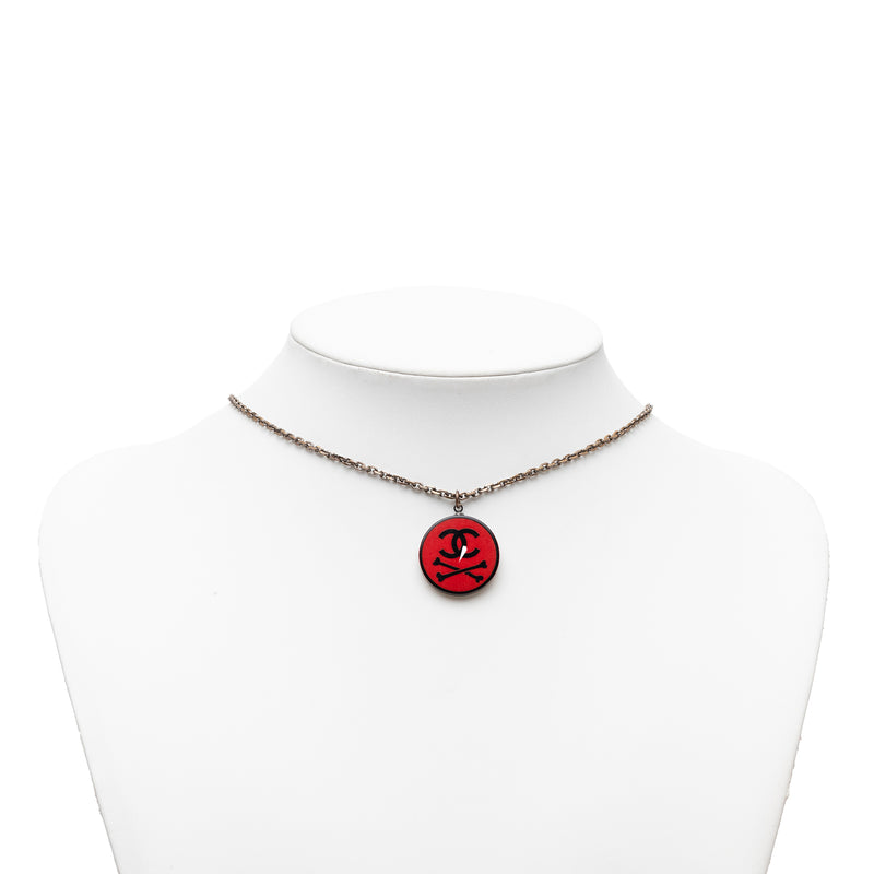 CC Gold Plated Resin Crossbones Round Pendant Necklace - Image 6