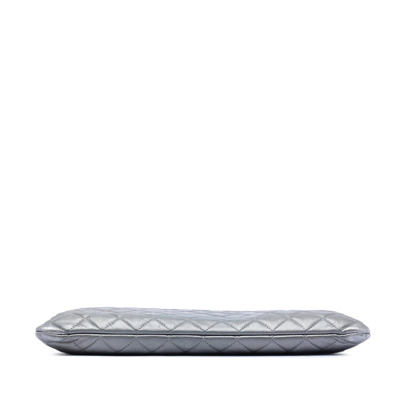 Large Quilted Metallic Lambskin O Case Clutch - Image 3