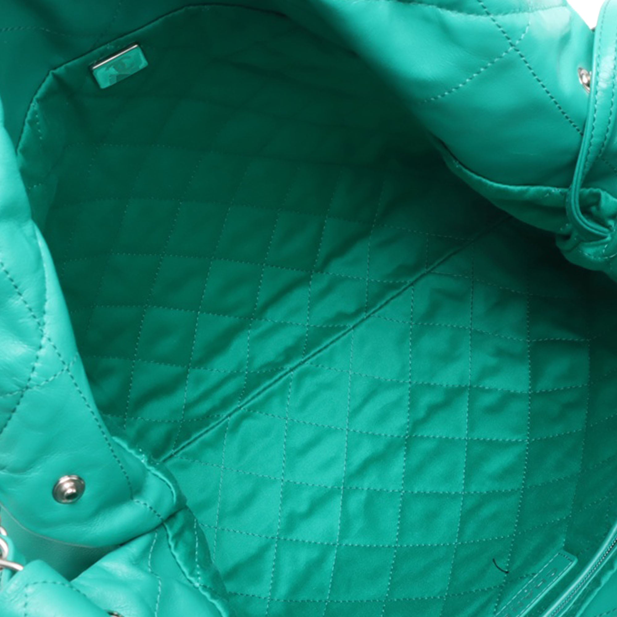 Medium Quilted Shiny Calfskin 22 Handbag - Image 3