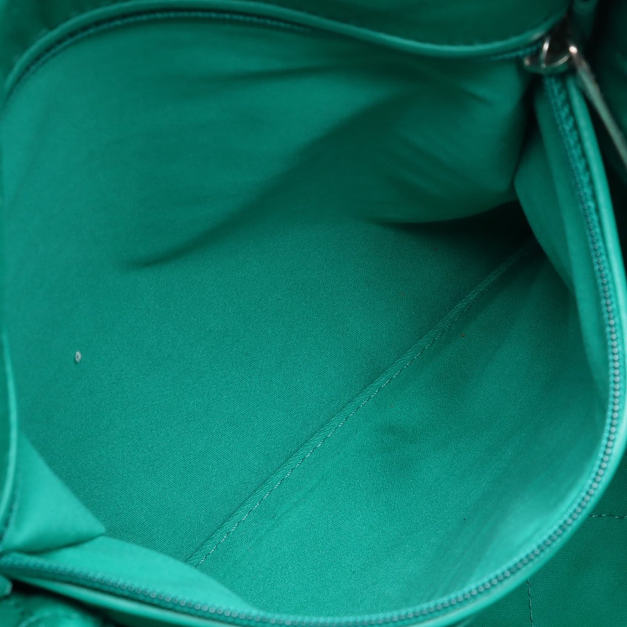 Medium Quilted Shiny Calfskin 22 Handbag - Image 4