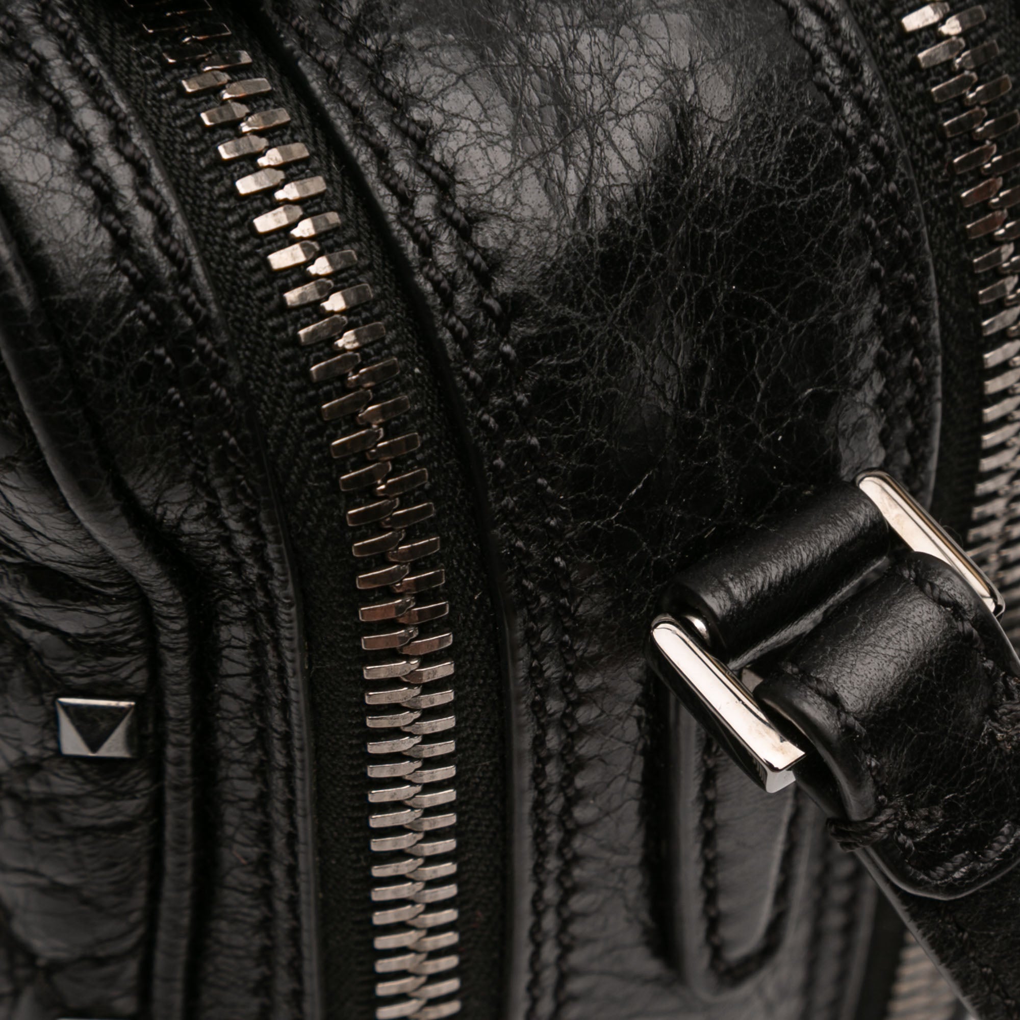 Quilted Crinkled Leather Rockstud Double Zip Camera Bag - Image 10