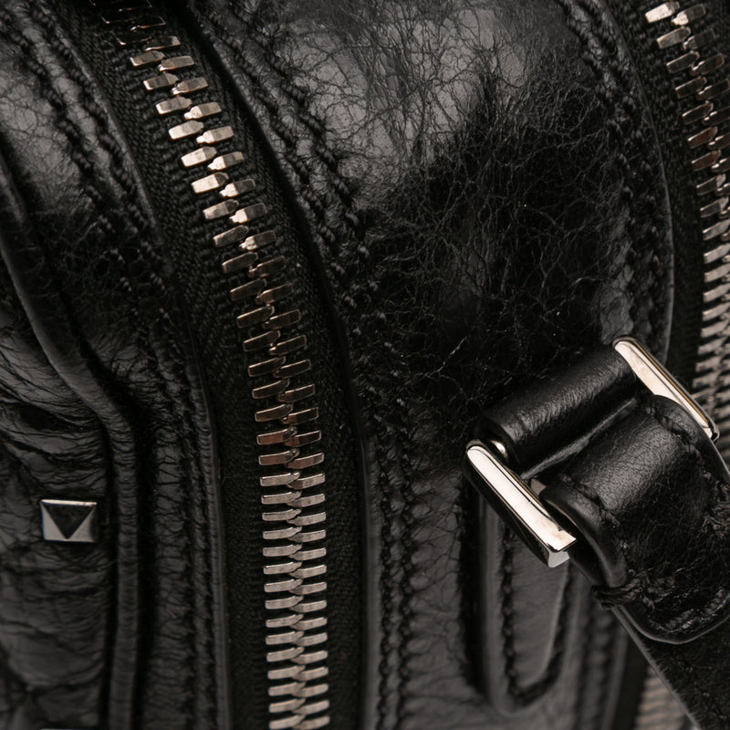 Quilted Crinkled Leather Rockstud Double Zip Camera Bag - Image 10