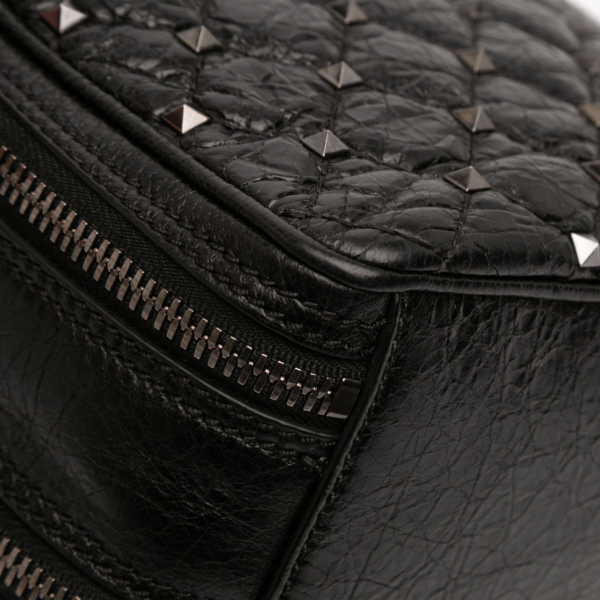 Quilted Crinkled Leather Rockstud Double Zip Camera Bag - Image 9