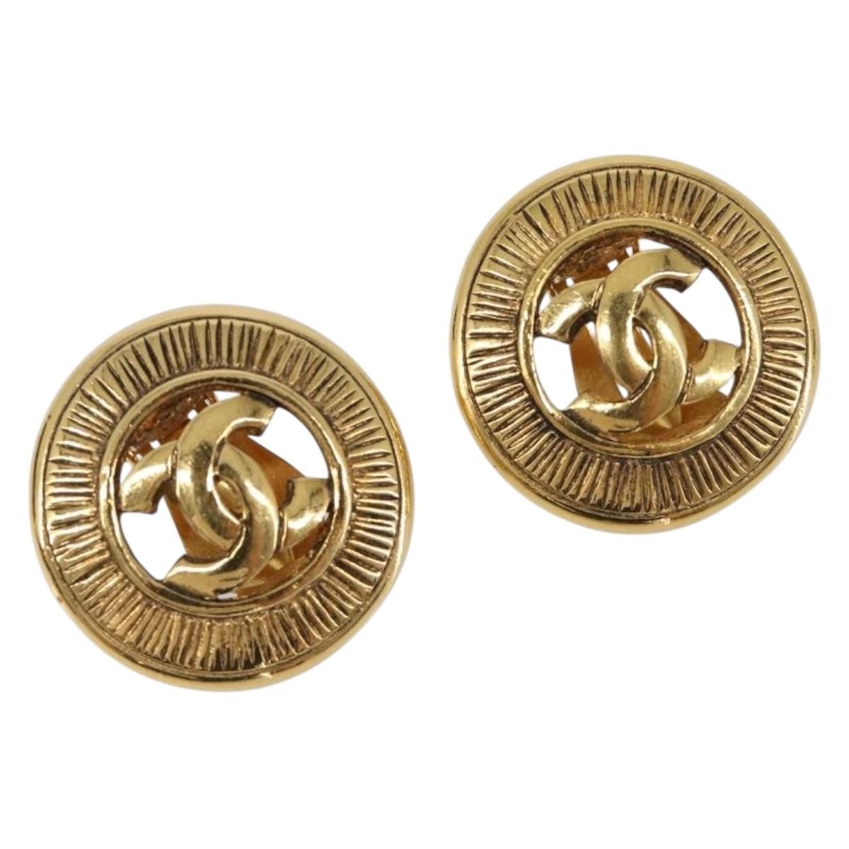 Chanel Vintage Cc Round Clip-On Metal Gold Bijoux