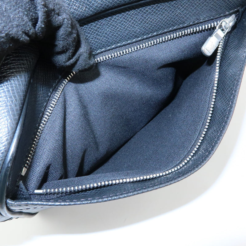 Louis Vuitton Kaluga Pochette Clutch Taiga Leather Black