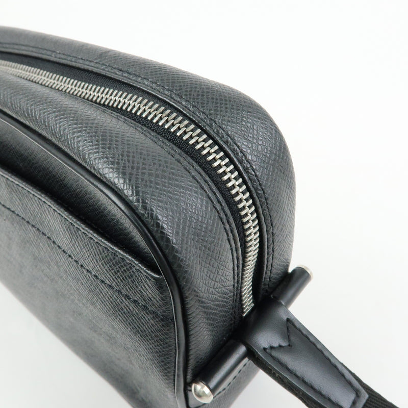 Louis Vuitton Kaluga Pochette Clutch Taiga Leather Black