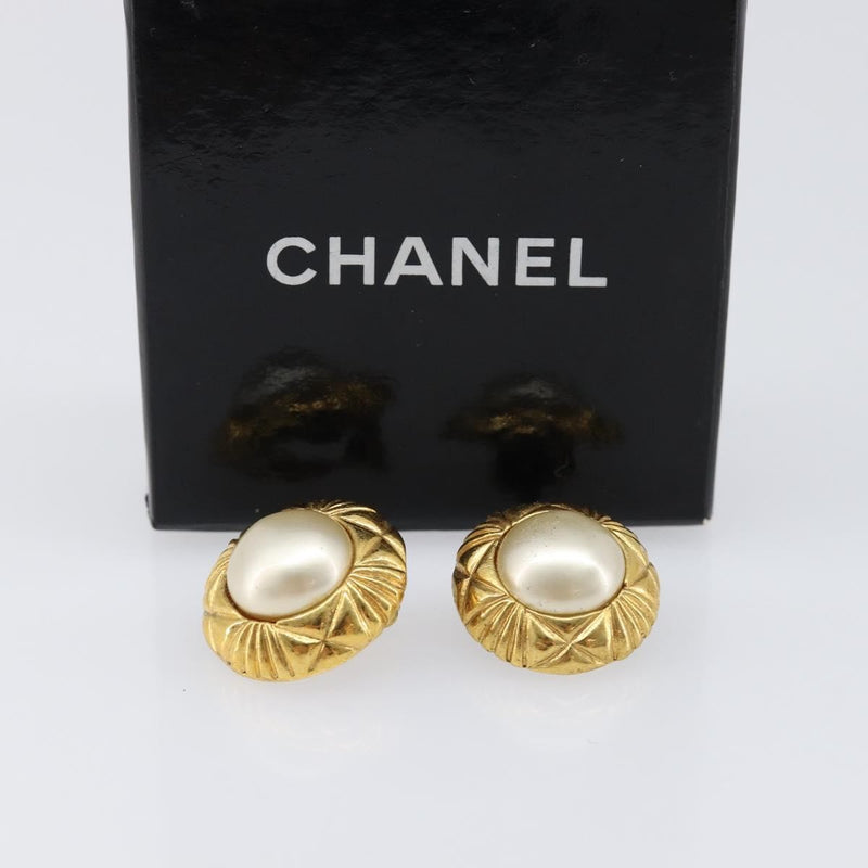 Chanel Vintage Round Clip-On Metal With Faux Pearl Gold Bijoux