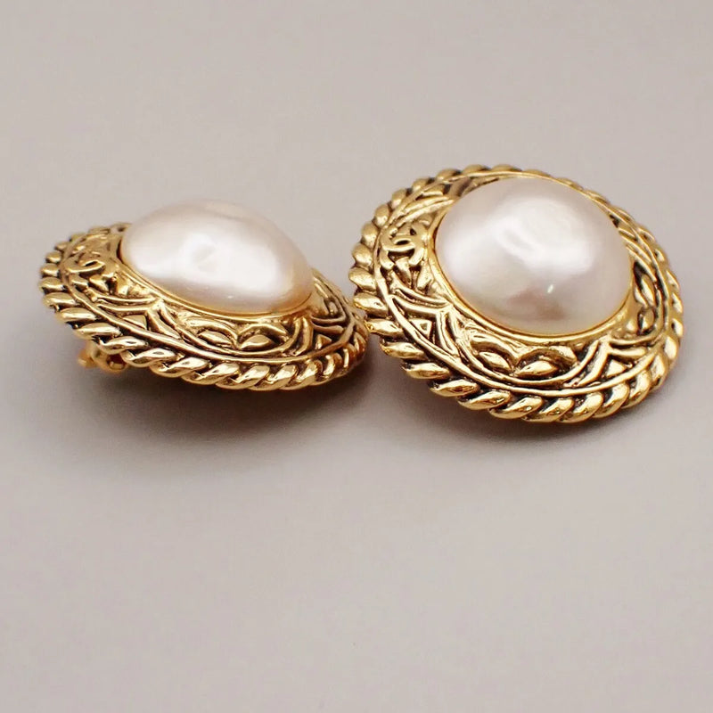 Chanel Vintage Round Chain Clip-On Metal With Faux Pearl Gold Gold_plated Jewelry