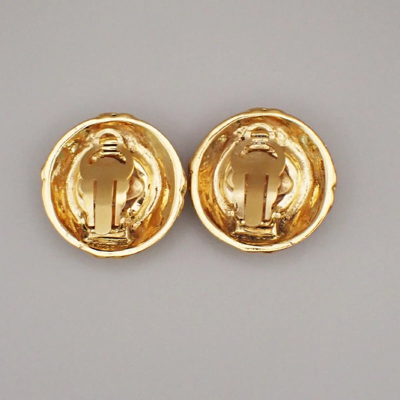 Chanel Vintage Round Clip-On Metal With Faux Pearl Gold Gold_plated Jewelry