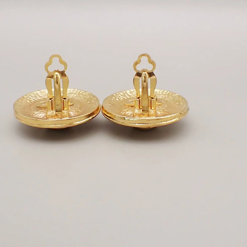 Chanel Vintage Round Clip-On Metal With Faux Pearl Gold Gold_plated Jewelry