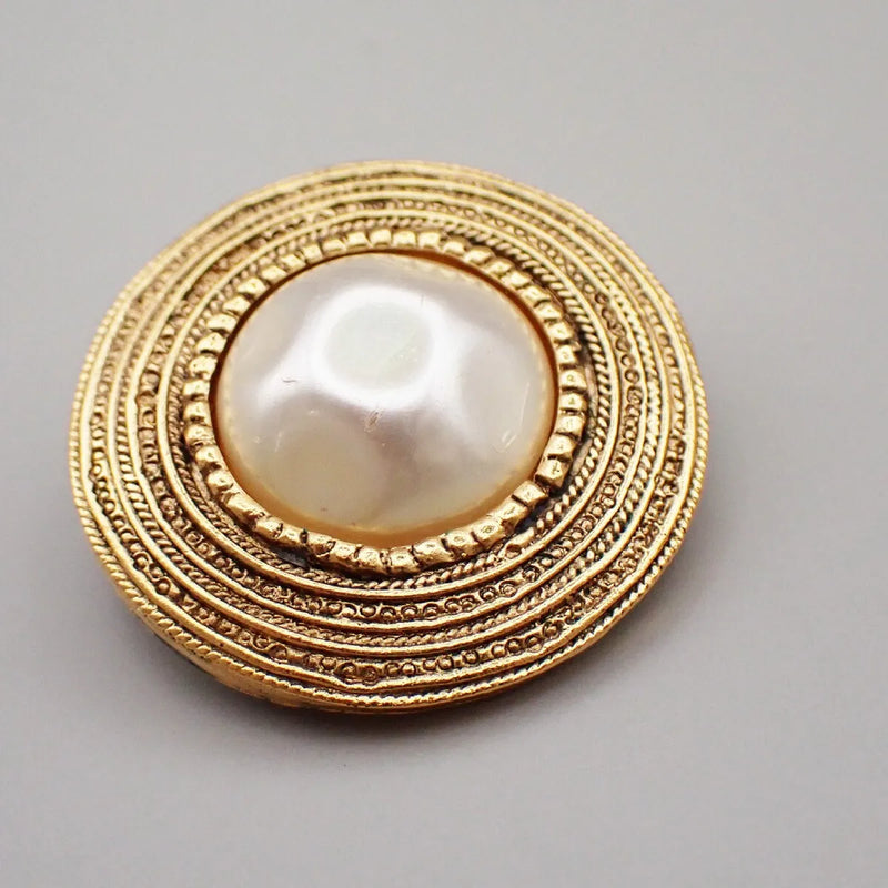 Chanel Vintage Round Clip-On Metal With Faux Pearl Gold Gold_plated Jewelry