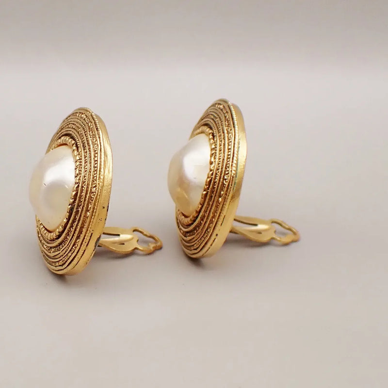 Chanel Vintage Round Clip-On Metal With Faux Pearl Gold Gold_plated Jewelry