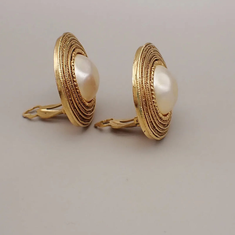 Chanel Vintage Round Clip-On Metal With Faux Pearl Gold Gold_plated Jewelry