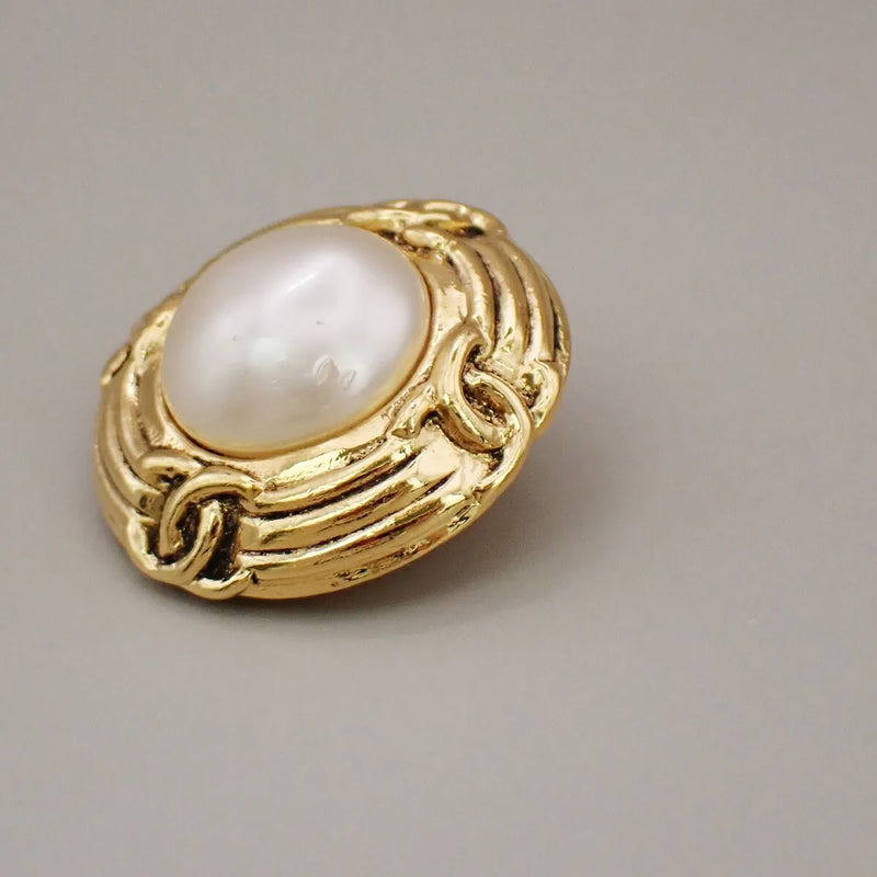 Chanel Vintage Round Clip-On Metal With Faux Pearl Gold Gold_plated Jewelry