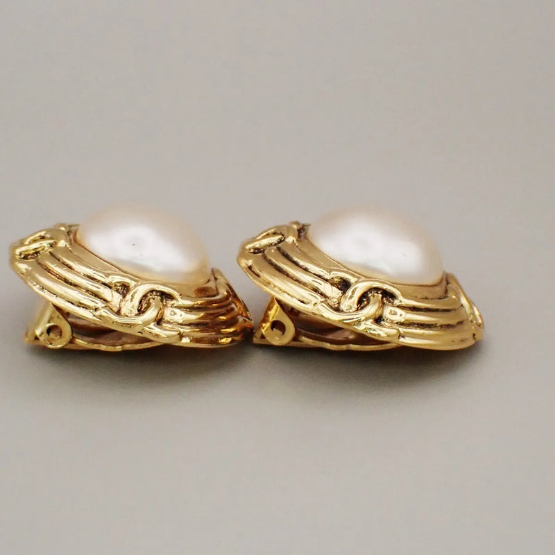 Chanel Vintage Round Clip-On Metal With Faux Pearl Gold Gold_plated Jewelry