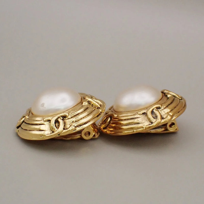 Chanel Vintage Round Clip-On Metal With Faux Pearl Gold Gold_plated Jewelry